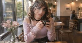 Sanftes Femboy Beitragsbild zu Femboy Geschichte – Café, Mascara und ein mutiger Satz