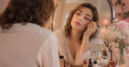 Sanfter Schminkmoment vor dem Spiegel mit Eyeliner